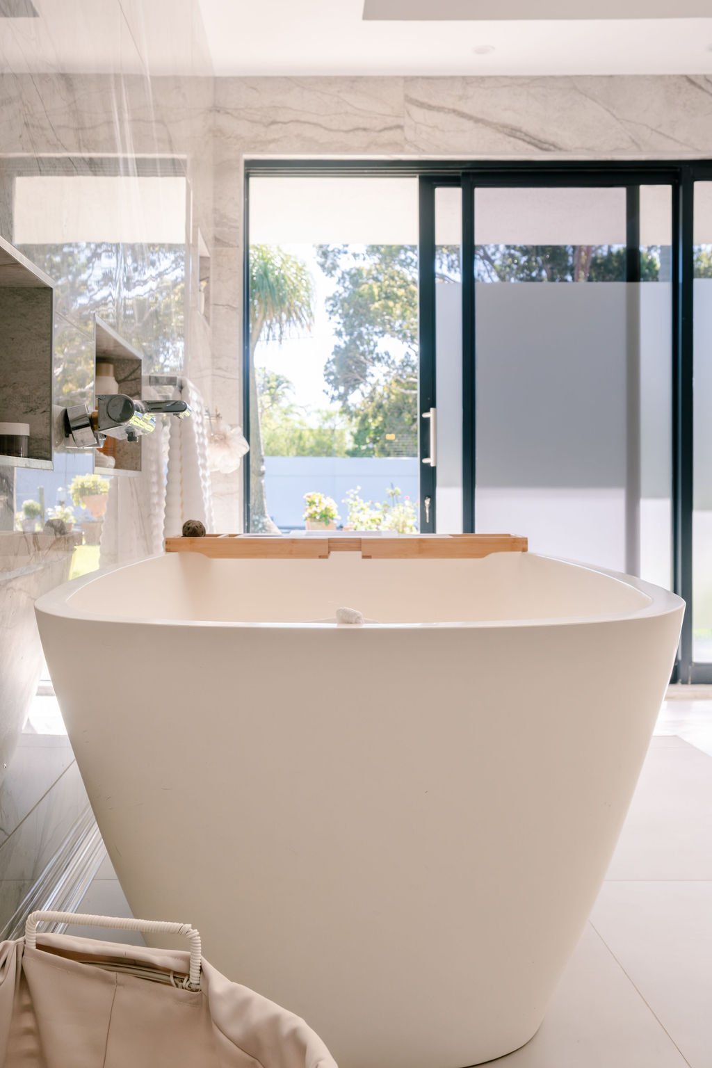 Bathroom frameless detail
