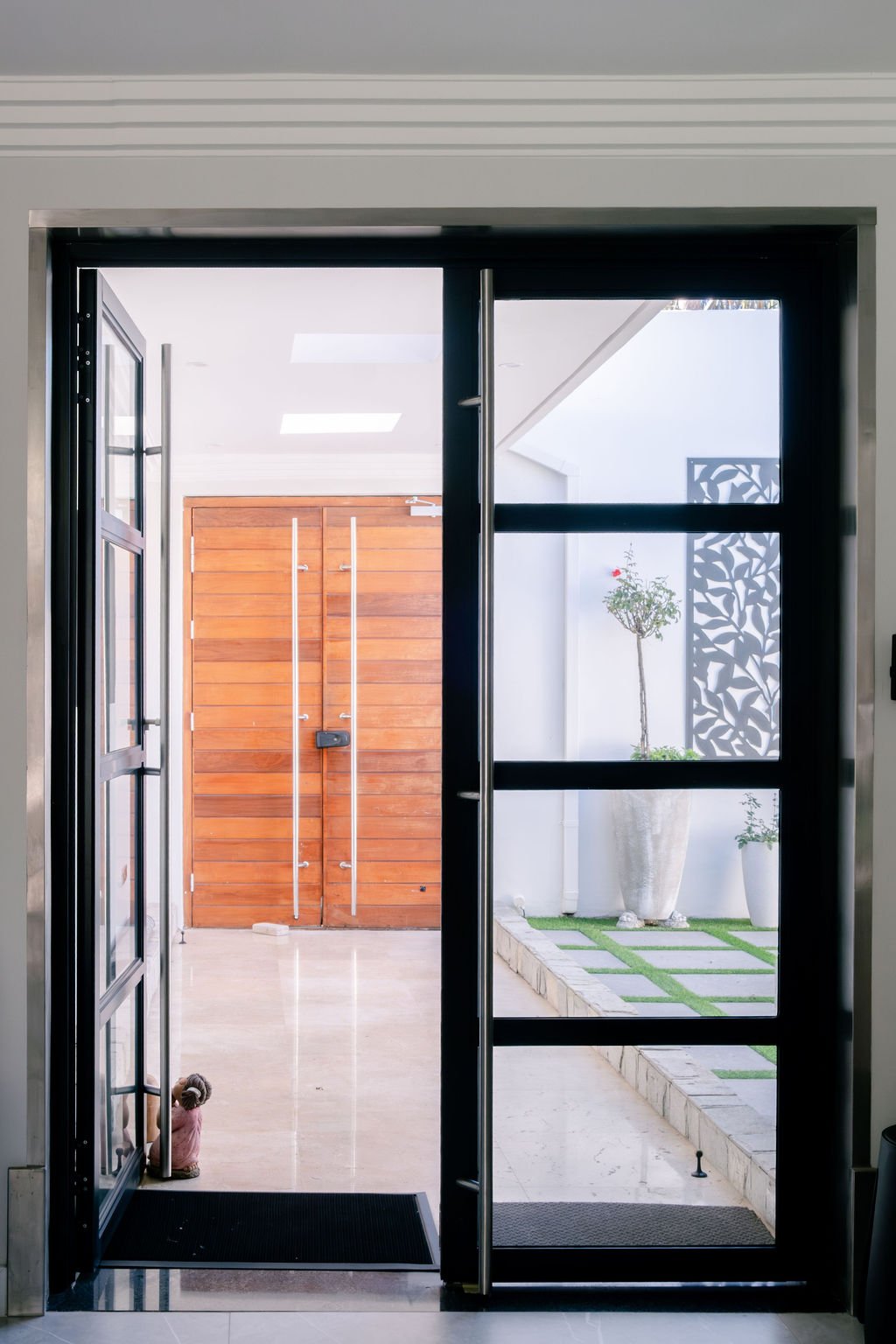 Aluminium pivot front door with side panel