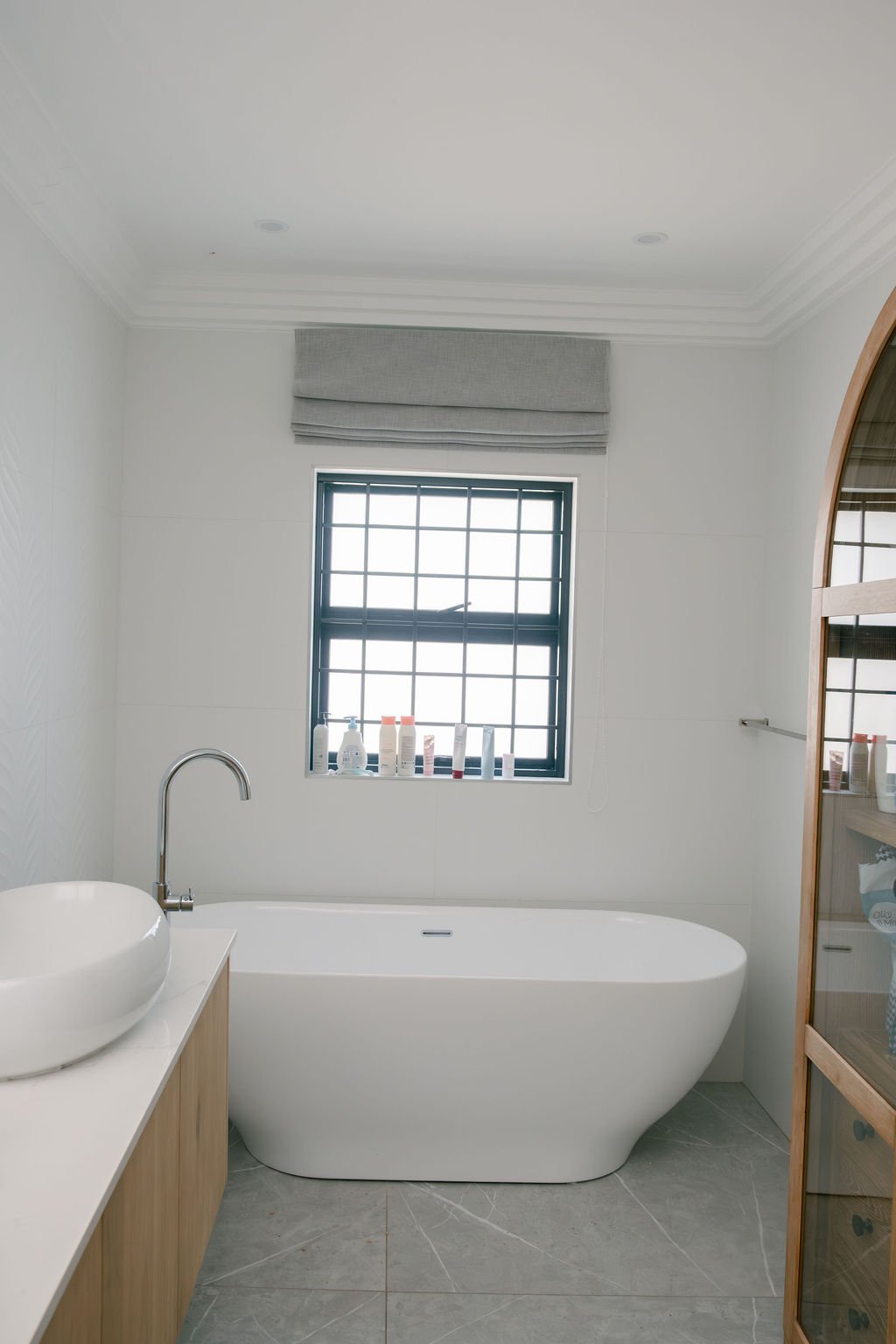 Bathroom frameless detail
