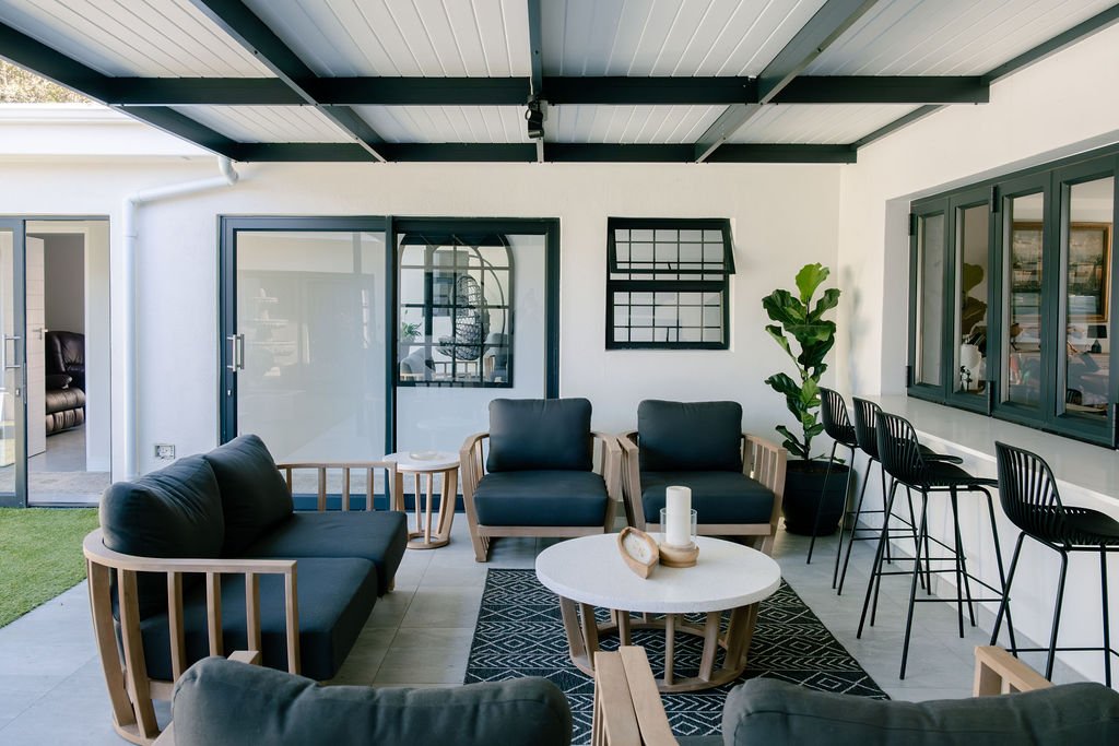 Patio lounge with frameless and aluminium glazing