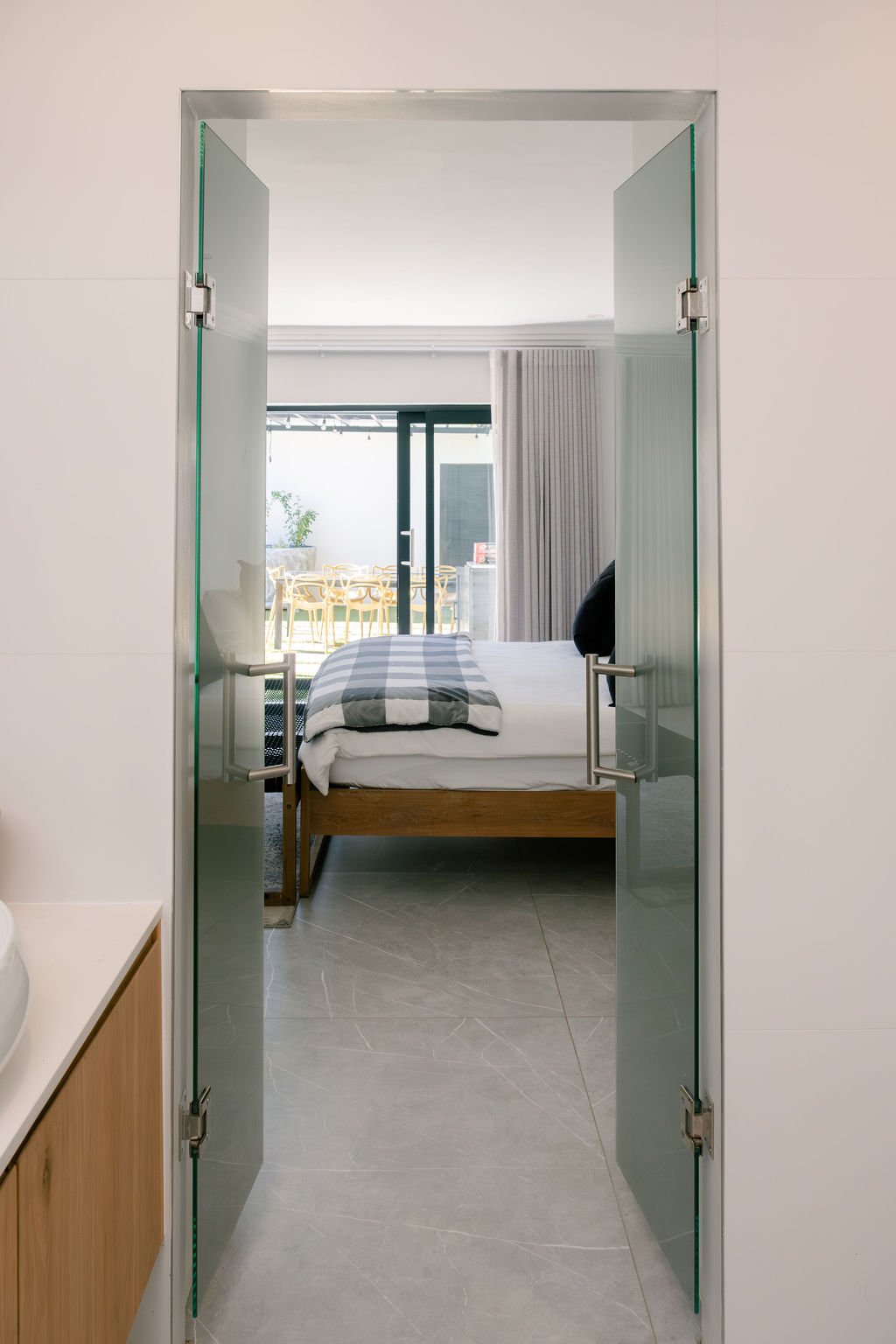 Frameless double glass doors