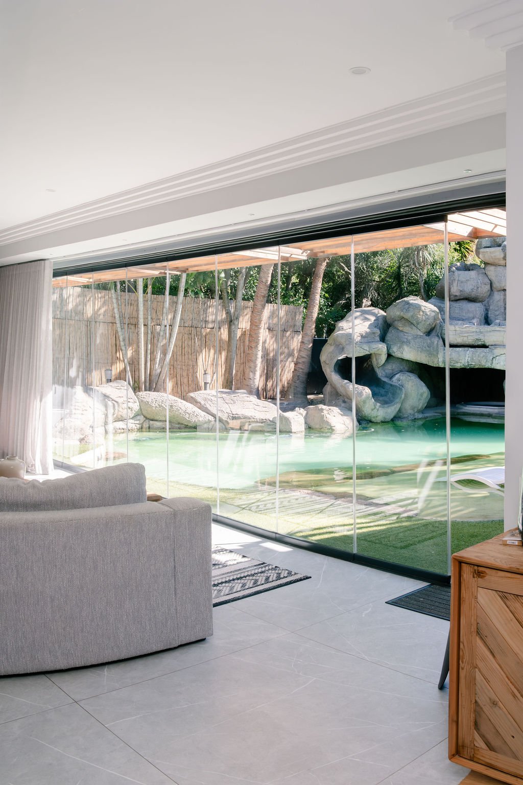 Frameless stacker doors to rock pool