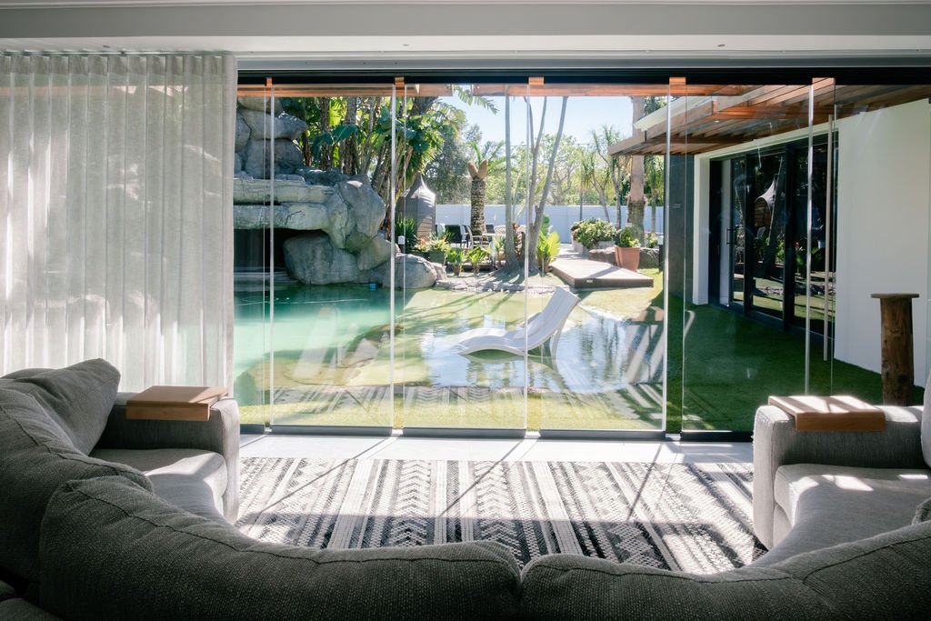 Frameless stacker doors to rock pool
