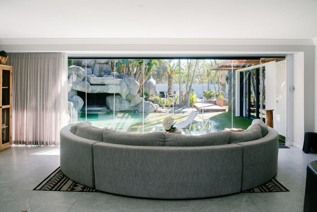 Frameless stacker doors to rock pool
