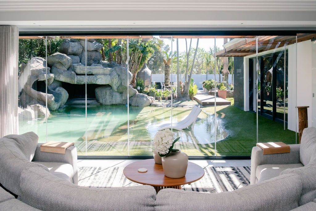 Frameless stacker doors to rock pool
